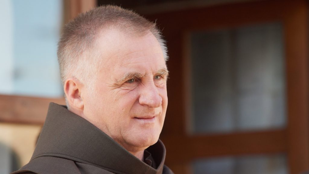 Böjte Csaba ferences rendi szerzetes, az árva gyermekeket gondozó Dévai Szent Ferenc Alapítvány alapítója.