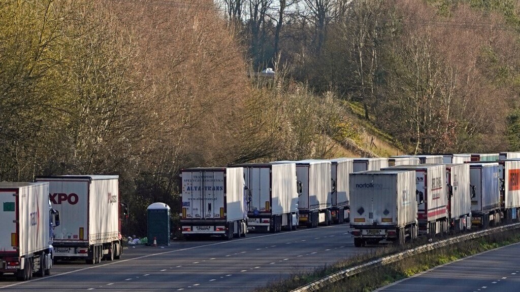 Kiürült a doveri kamionparkoló, kevés fertőzött volt a kamionosok között