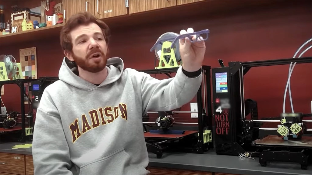 Autót kapott a tanár, aki több ezer maszkot nyomtatott