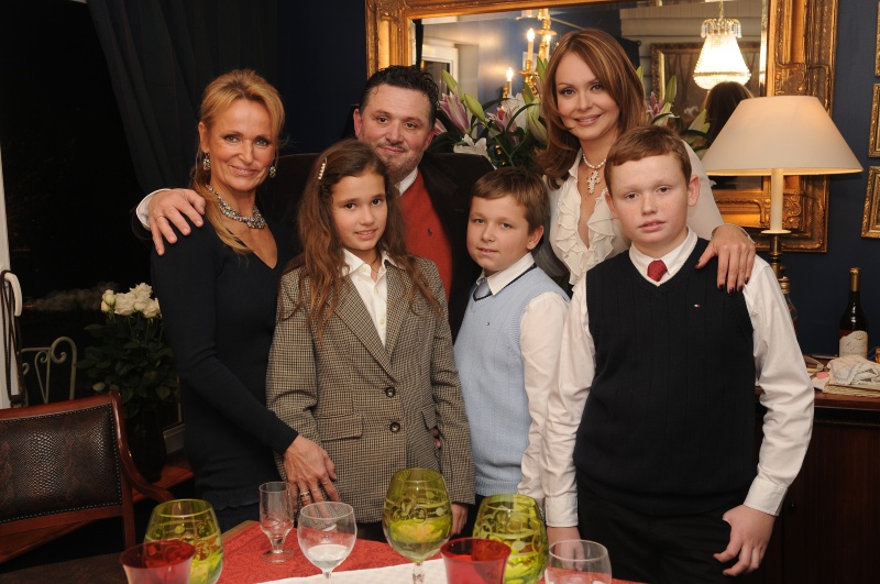 Gabriela Spanic elment egyet bulizni Galambos Lajos otthonába, ahol a családdal együtt töltött egy estét (Fotó: Sajtóklub) 