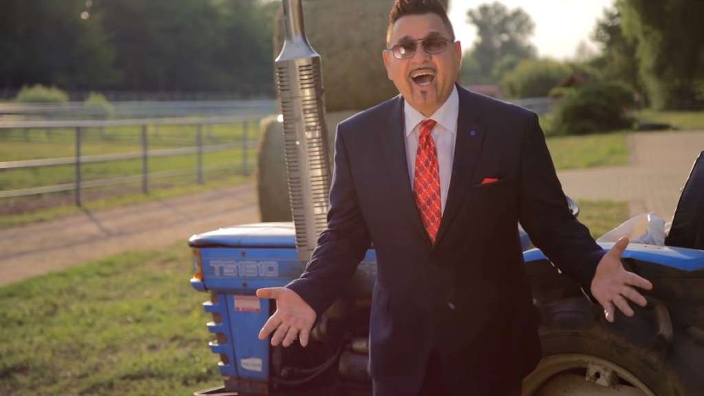 Bódi Guszti nem pizzafutár szerkóban (fotó: YouTube)