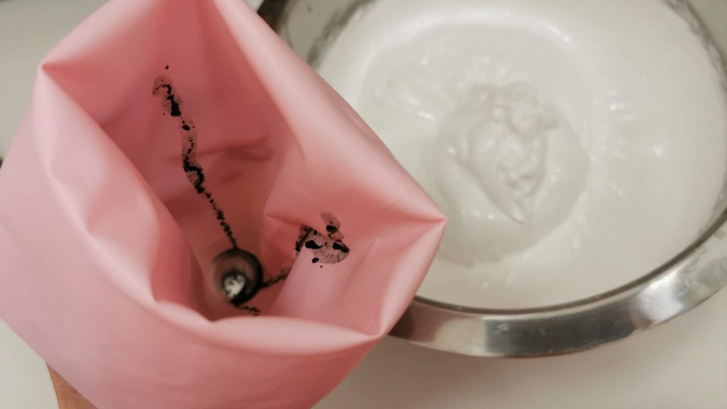 Csíkos habkarika készül