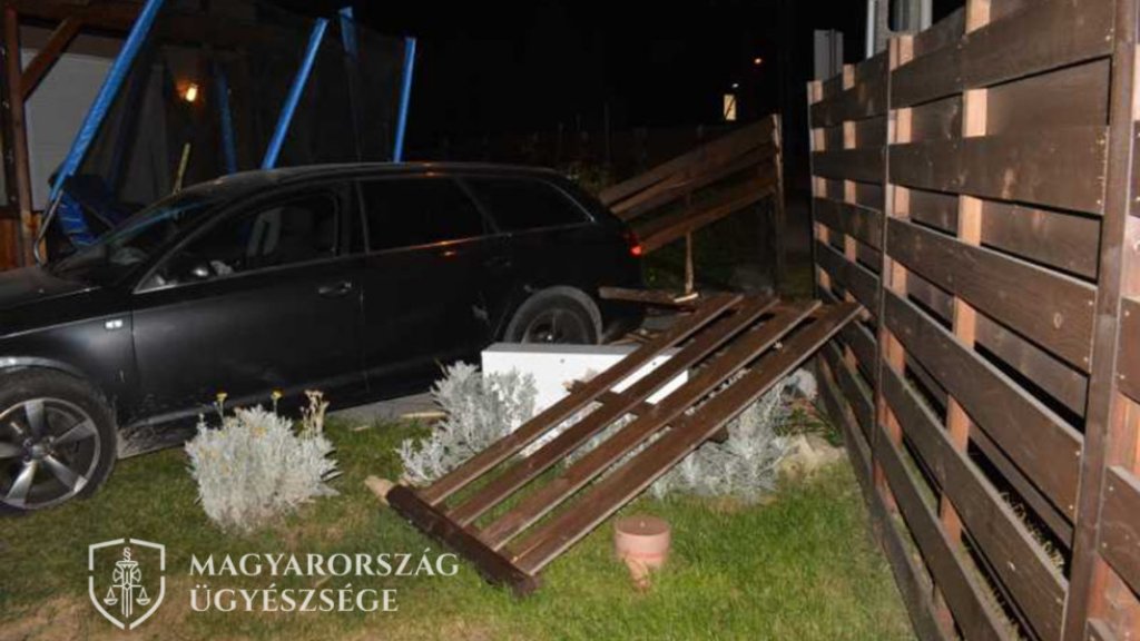 Családi ház kertjébe csapódott a kocsijával az ittas nő Tatabányán