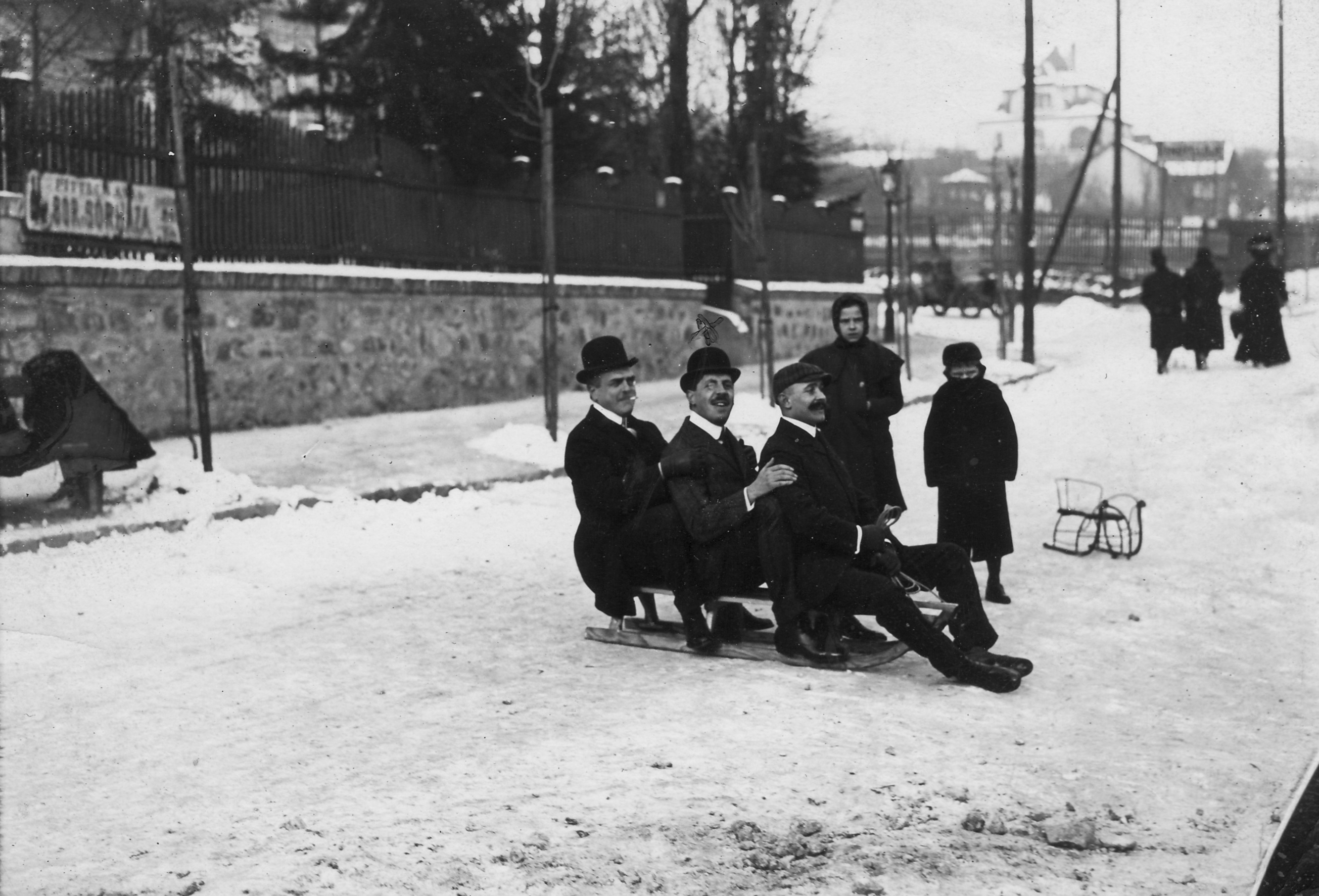 Vidáman szánkózó férfiak Budapesten, 1908 körül (fotó: Fortepan/Magyar Bálint)