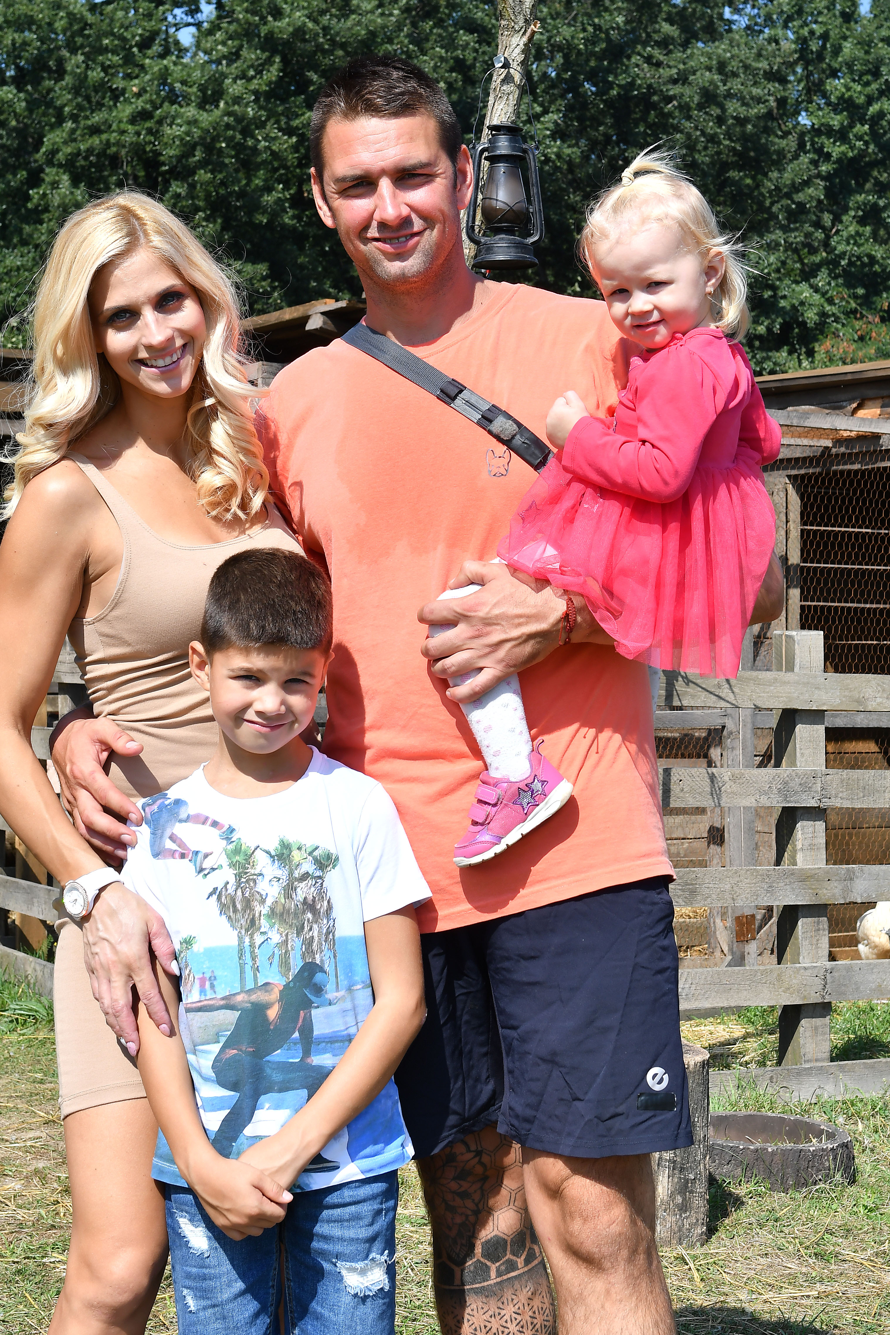 Milla és Beni nem akarták elengedni az apukájukat, amikor több, mint három hét után újra találkoztak vele