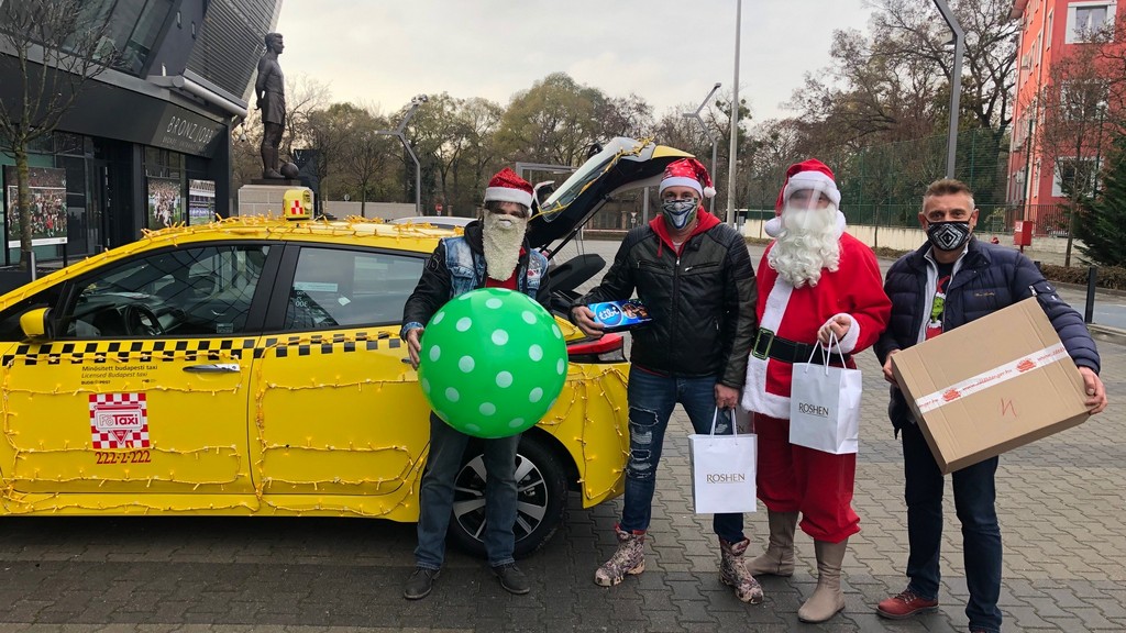 Az Irigy Hónaljmirigy imádta a Főtaxi fénytaxiját