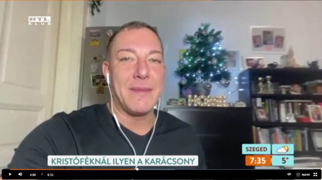 Idén beadta a derekát a fia kedvéért, Németh Kristóféknál műfenyő áll a nappaliban