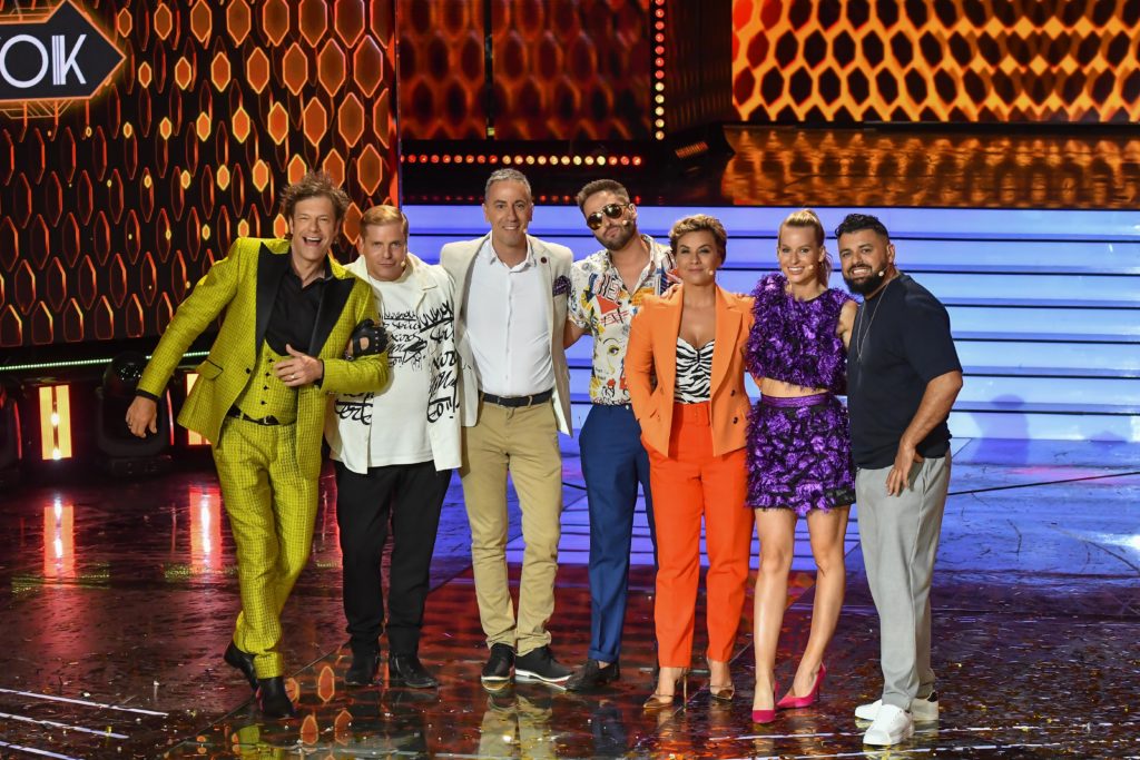 Nicsak, ki vagyok? sztárcsapatai (Kajdi Csaba, Csonka András, Király Viktor, Ábel Anita, Mádai Vivien, Pápai Joci) és a műsorvezető, Till Attila