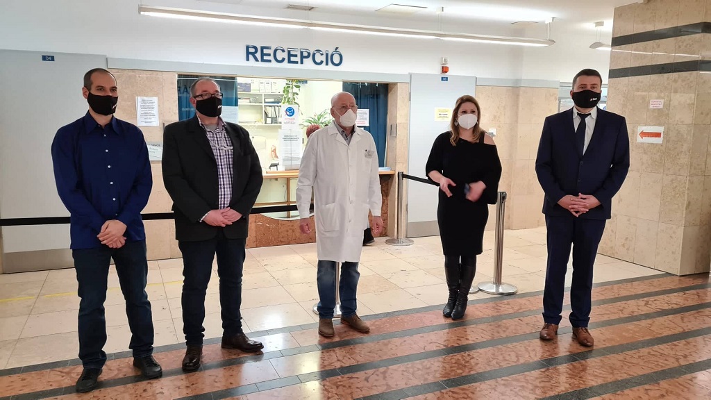 A Dahua Technology mesterséges intelligenciával ellátott, érintésmentes testhõmérséklet-ellenõrzõ megoldása immár a 13. kerületi Rendelõintézetbe belépõk biztonságát, illetve gyors, és hatékony beléptetését is szolgálja.