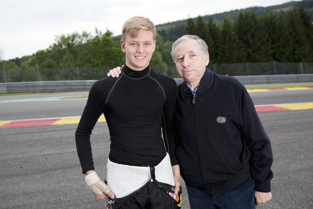 Mick Schumacher és Jean Todt, az Nemzetközi Automobil Szövetség (FIA) elnöke, a Scuderia Ferrari Formula–1-es csapat korábbi vezetője, majd technikai igazgatója.