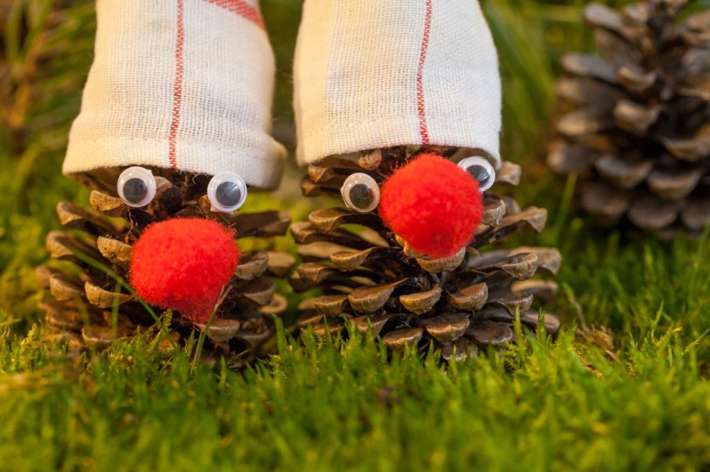 Karácsonyi dekoráció tobozból