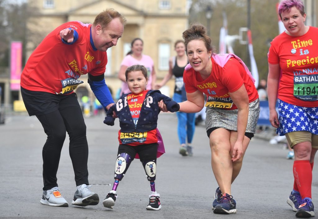 Harmonie-Rose Allen egyik tanárával és nagynénjével a 2019-es e Bath-i Félmaratonon. 