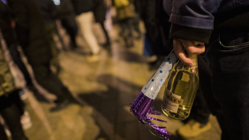 Szilveszterezők a pécsi Széchenyi téren 2019. december 31-én este.