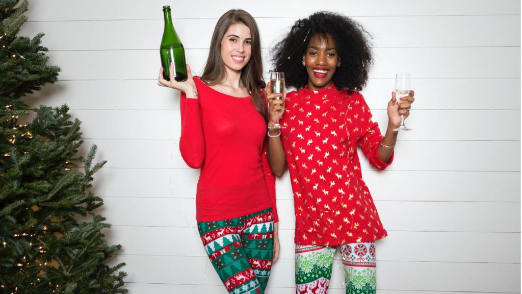 boldog pirus ruhás szilveszterező nők pezsgővel