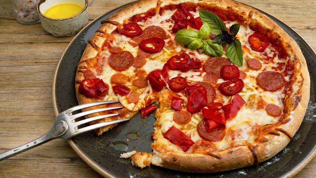 szalámis pizza egy tálon