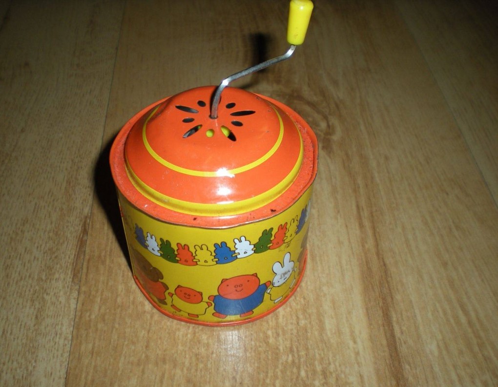 A zenélő dobozból kiáradó hangot még jóindulattal sem lehetett zenének nevezniFotó: Jofogas.hu