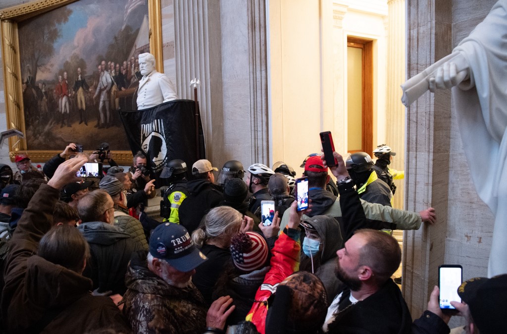 Trump hívők törtek be a Capitoliumba.