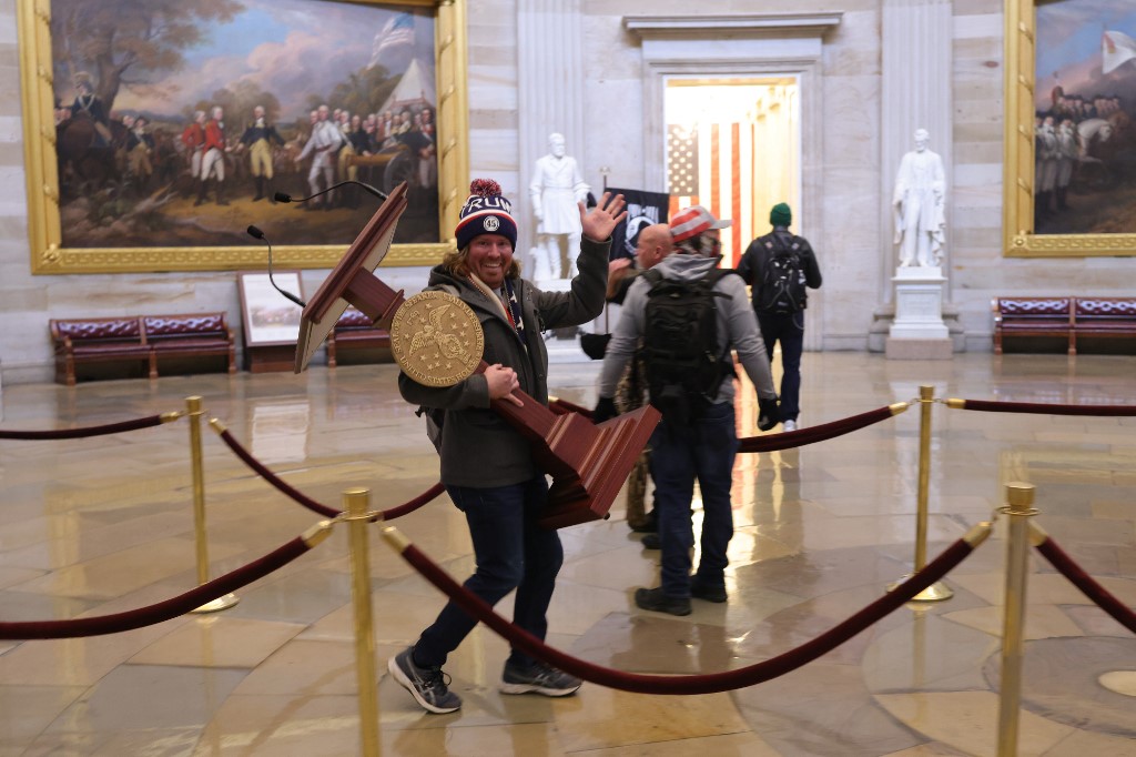 Trump hívők törtek be a Capitoliumba.