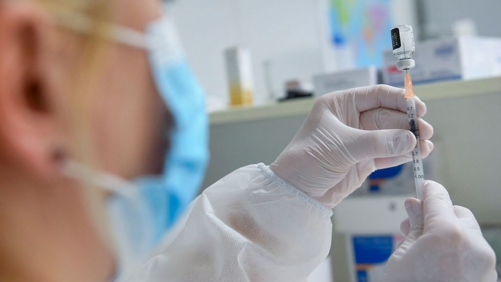 Kocsán Réka, a Debreceni Egyetem Kenézy Gyula Egyetemi Kórház Infektológiai Intézetének szakgyógyszerésze a koronavírus elleni oltóanyaggal az intézet oltópontján 2020. december 27-én.