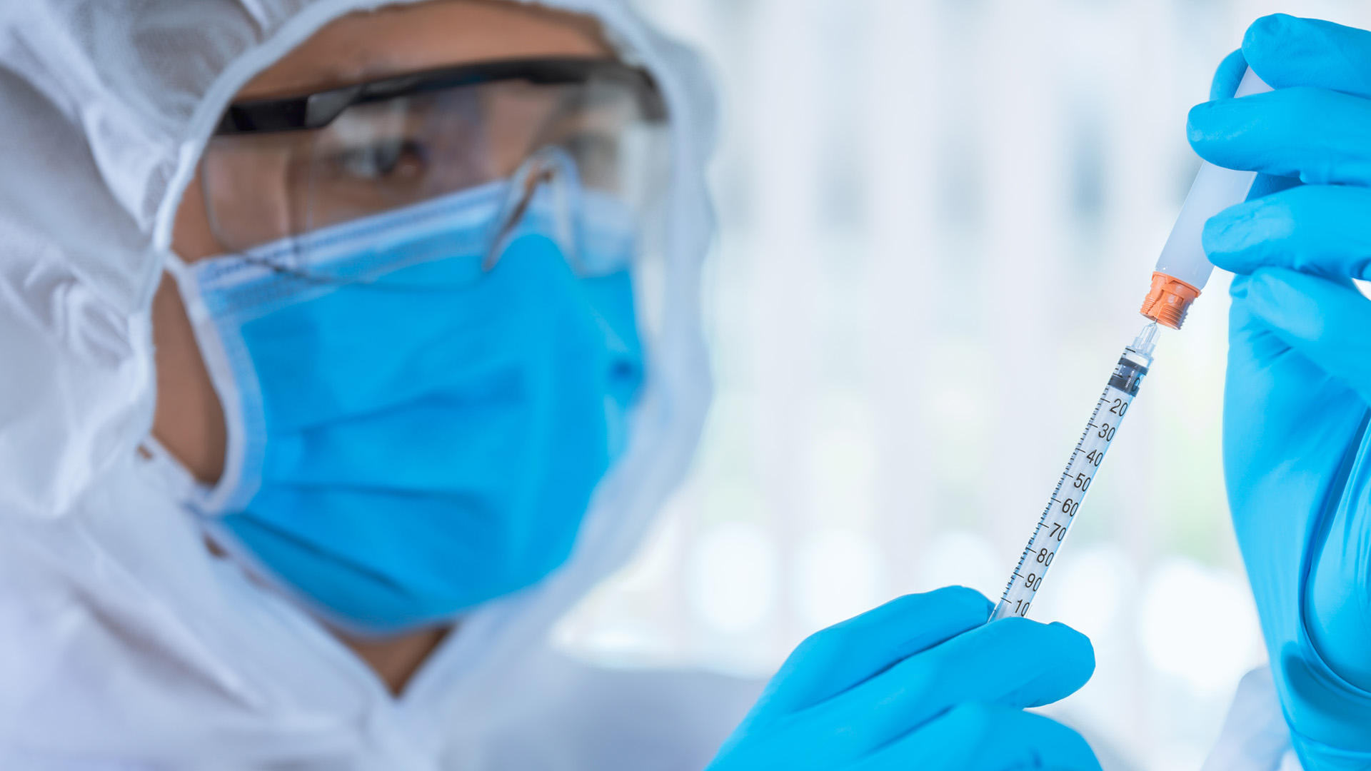 Megkapta a magyar engedélyt egy brit és egy orosz covid-vakcina