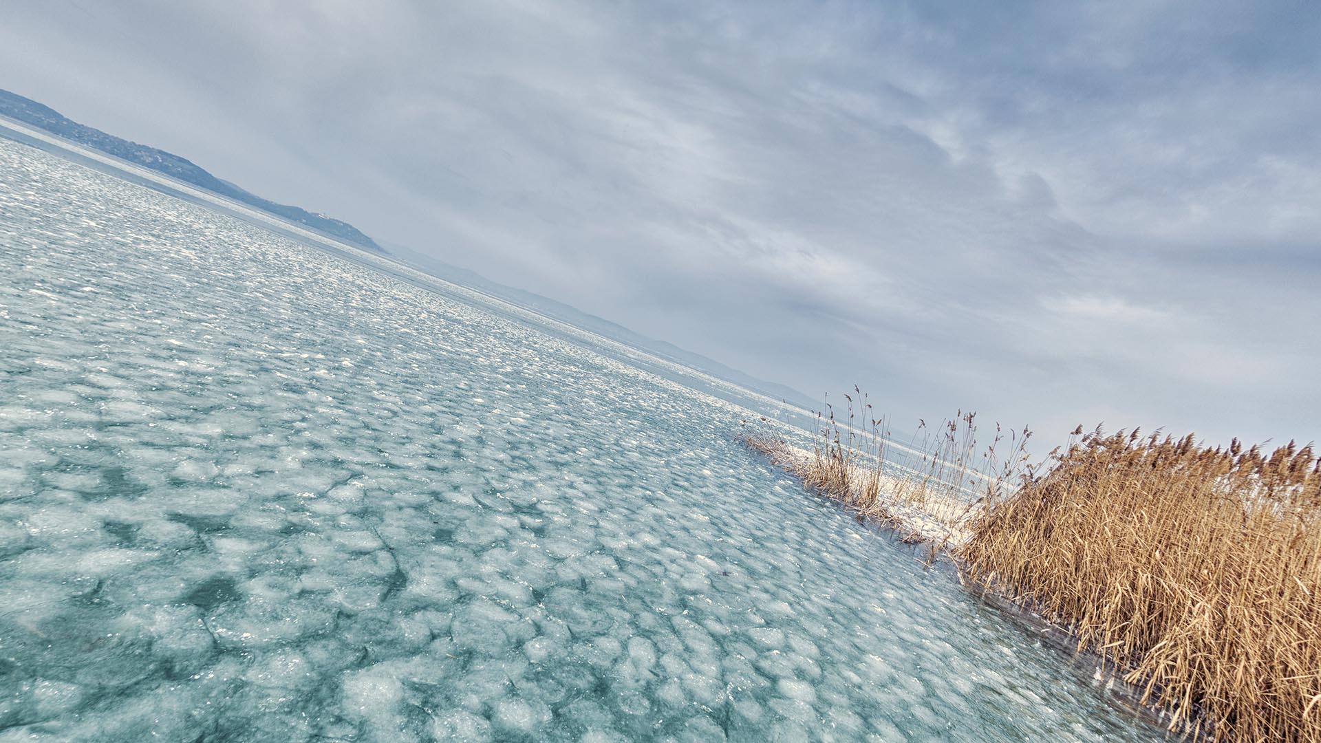 Az erős szél miatt megbillent a Balaton