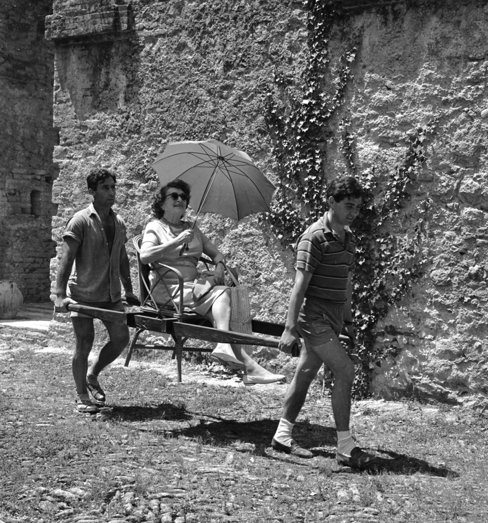 Caresse Crosby hordárokkal cipelteti magát olaszországi birtokán, 1964 körül (Photo by Keystone Features/Getty Images)