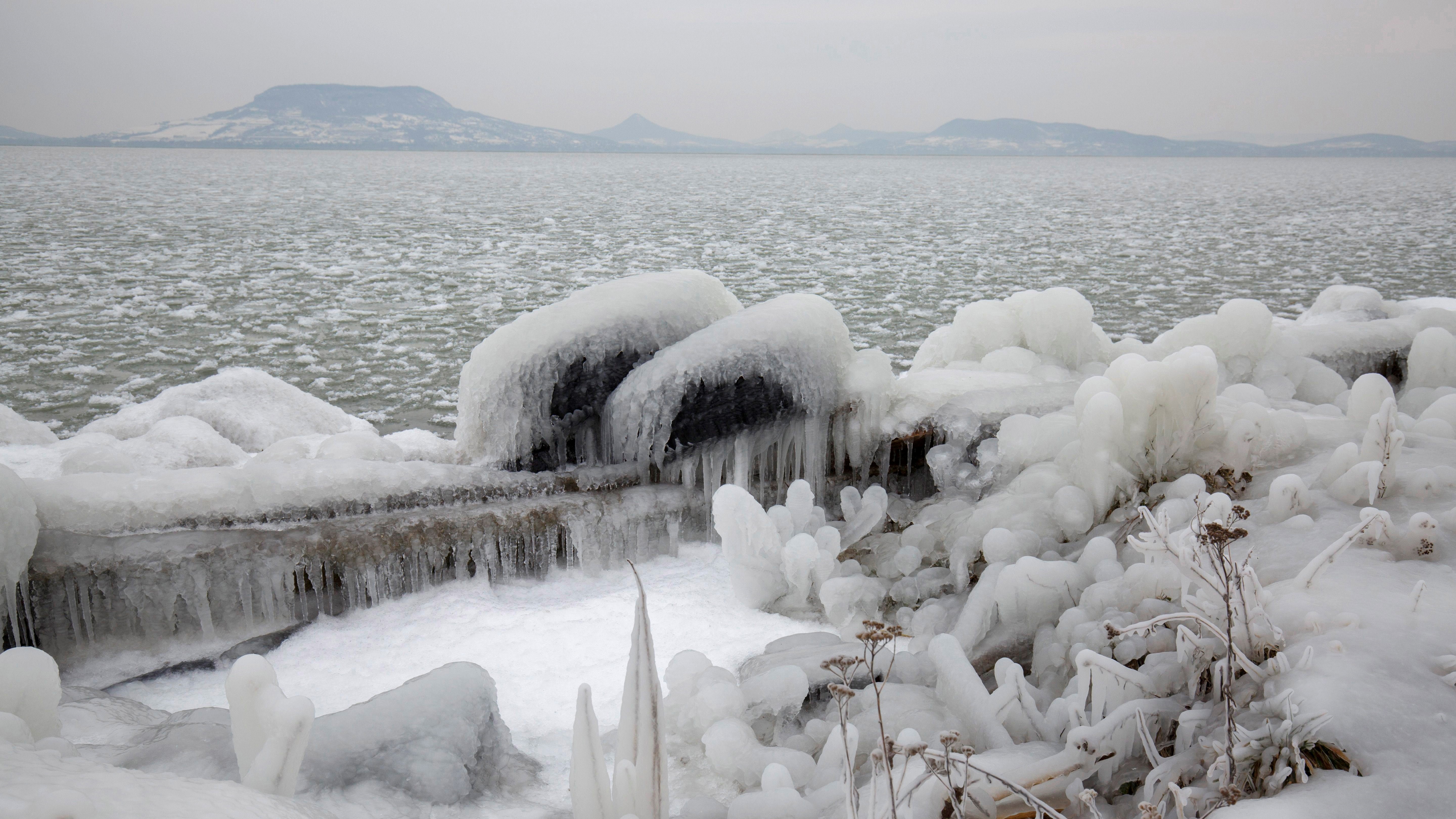 Jégpáncél borítja be a fonyódi Balaton-partot 2018. február 26-án.