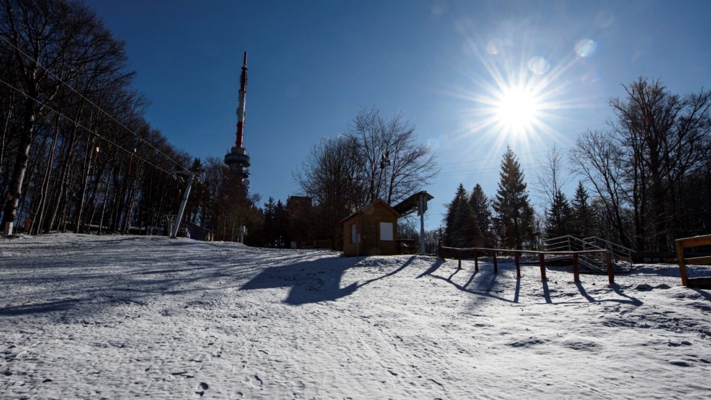 Behavazott hegyoldal a Mátrában a kékestetői tévétoronnyal 2020. március 22-én.