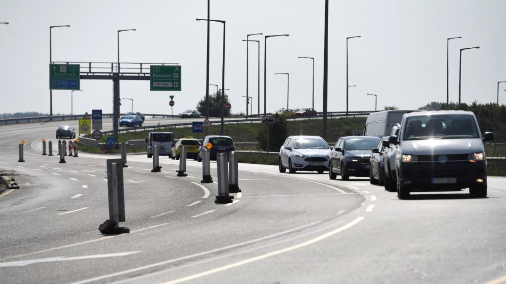 Autók a Liszt Ferenc repülőtérre vezető úton 2019. augusztus 28-án. 