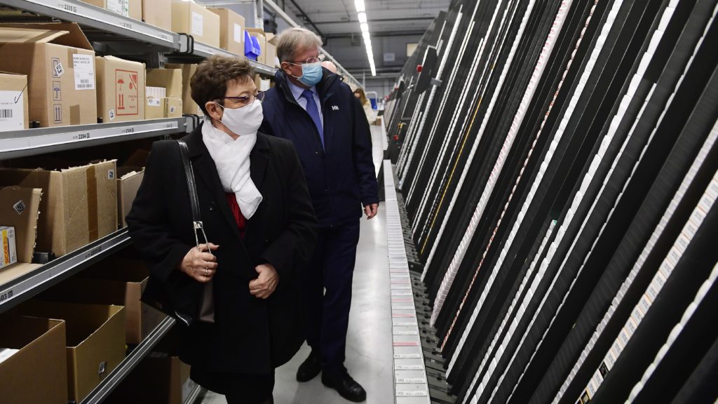 Feller Antal, a Hungaropharma Zrt. vezérigazgatója megmutatja Müller Cecília országos tisztifőorvosnak a Hungaropharma gyógyszer-nagykereskedelmi vállalat budapesti telephelyét 2021. január 12-én. (Fotó: MTI Fotószerkesztőség/Koszticsák Szilárd)