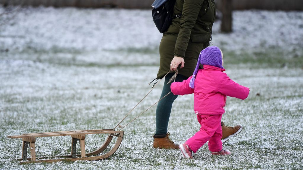 Szánkót húz egy anya és gyereke Gyálon 2020. január 14-én. 
