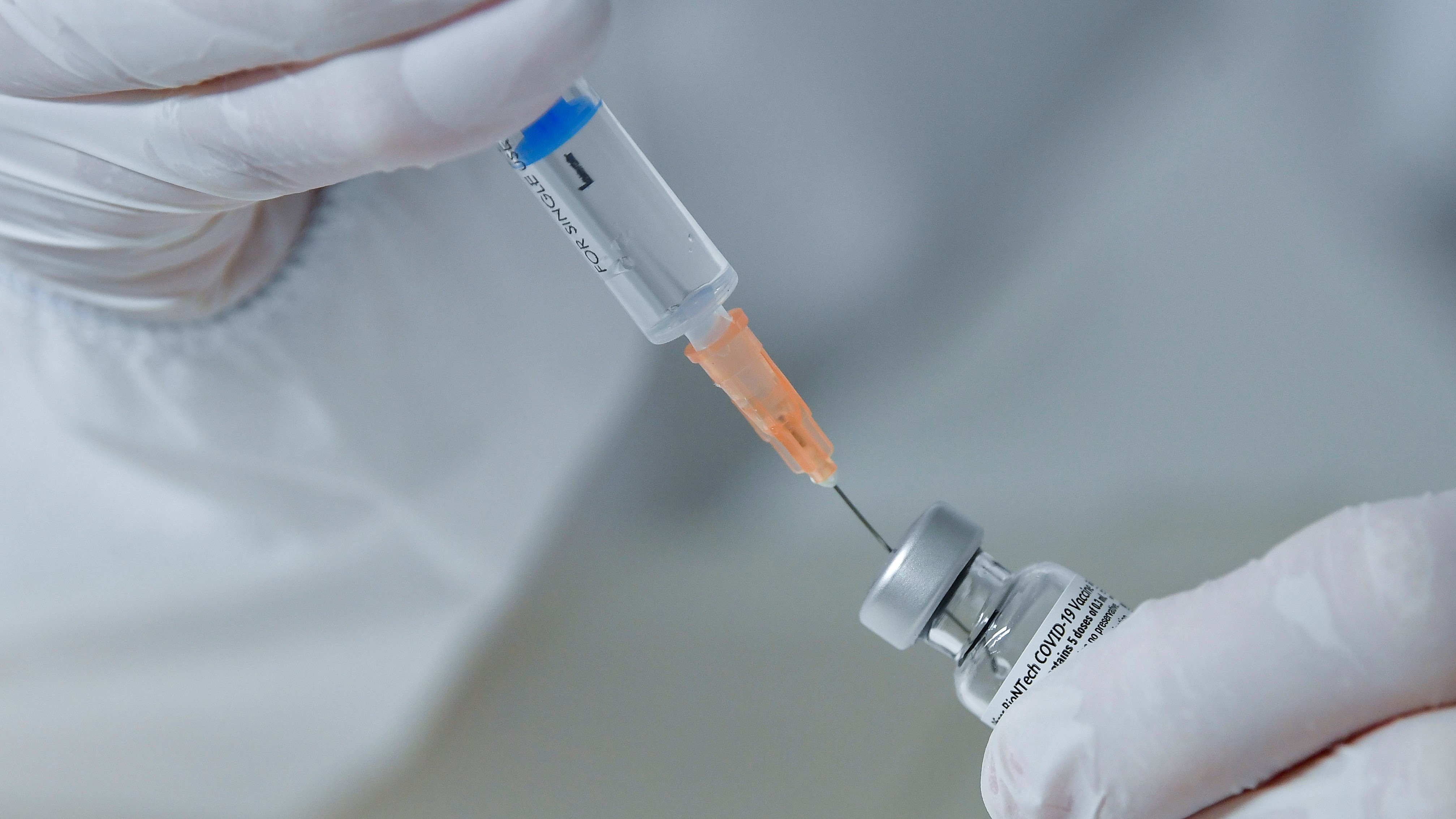 Kocsán Réka, a Debreceni Egyetem Kenézy Gyula Egyetemi Kórház Infektológiai Intézetének szakgyógyszerésze a koronavírus elleni oltóanyaggal az intézet oltópontján 2020. december 27-én.