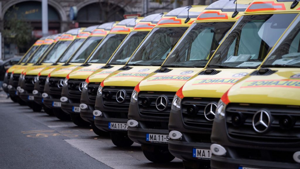  Az újonnan beszerzett negyven mentõautó közül néhány az Országos Mentõszolgálat (OMSZ) Markó utcai központjában 2019. november 25-én.