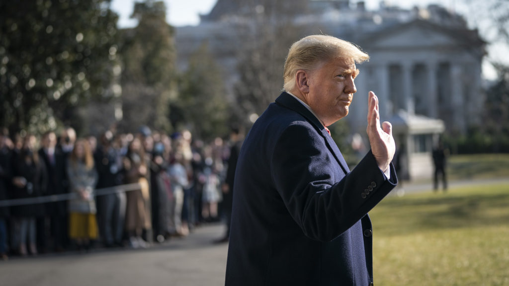 Egy sor kegyelemi kérvény aláírása után távozik Donald Trump