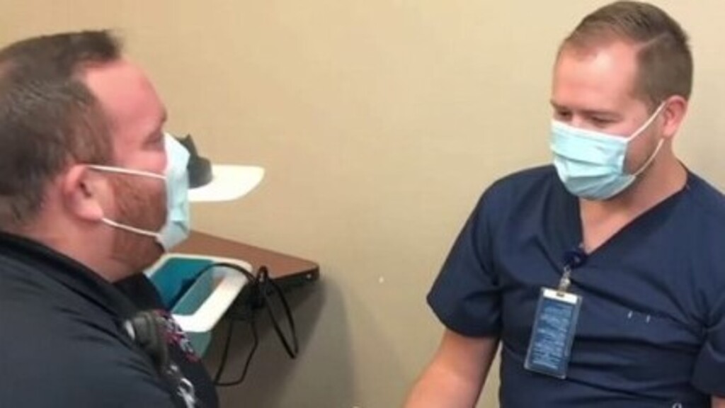 Beadta párjának a koronavírus elleni vakcinát, ő pedig közben megkérte a kezét