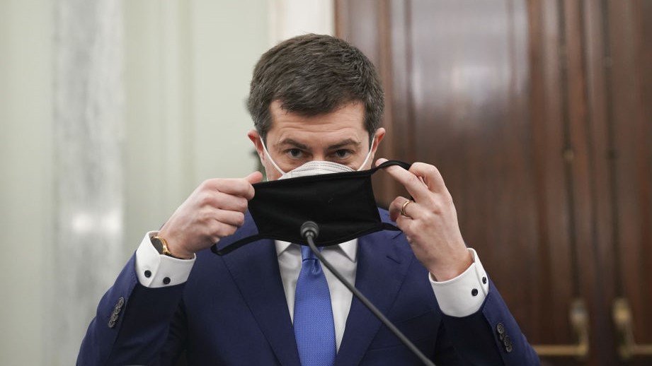 Pete Buttigieg, a Biden-kormány közlekedési minisztere is két maszkot hord.
