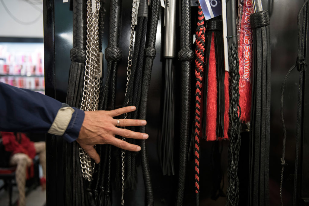 Akik előtt résnyire tárják a hálószoba ajtaját