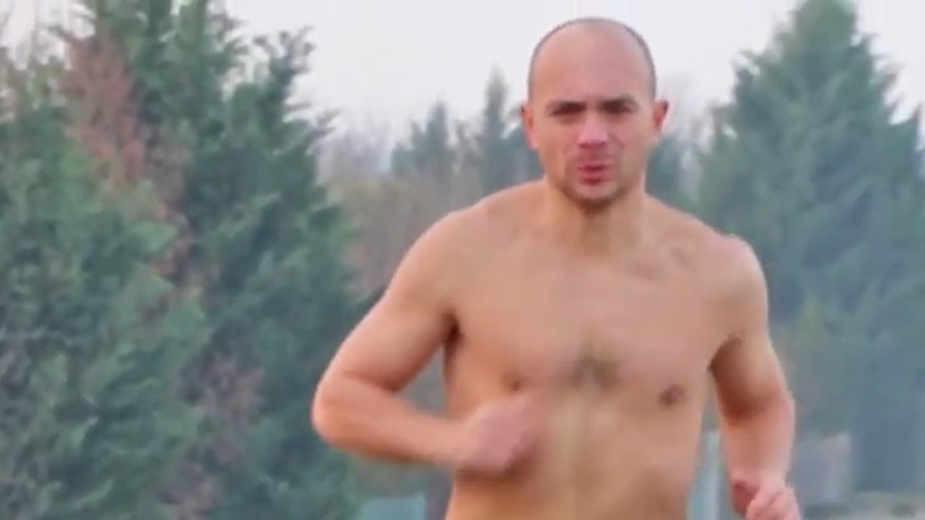 Félmeztelenül fut a magyar Jégember (fotó: YouTube)