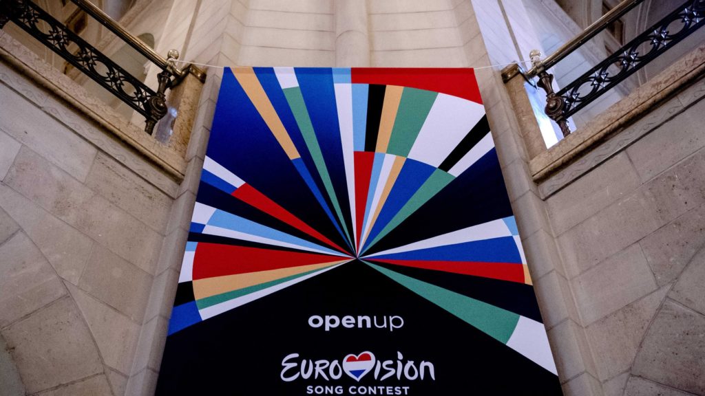 A 2020-as rotterdami Eurovíziós Dalfesztivált hirdető zászló egy rotterdami épületben 2020. január 28-án.