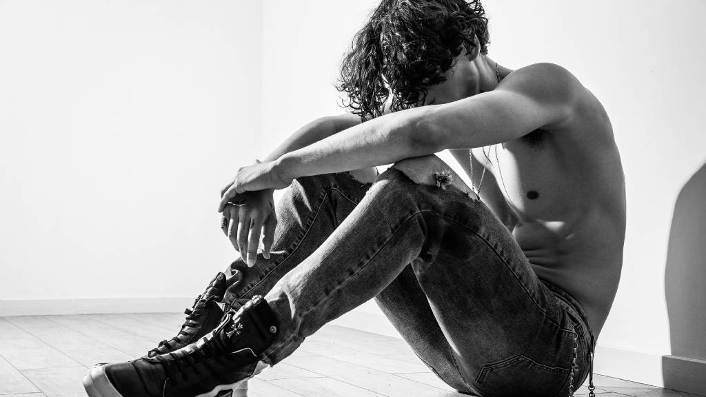 szomorú férfi meztelen felsőtesttel