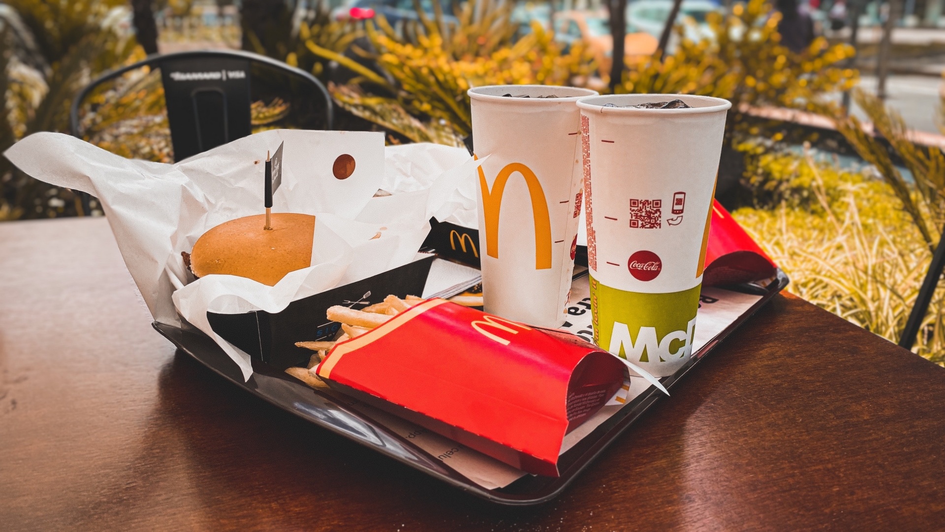 McDonalds-os tálcán poharak