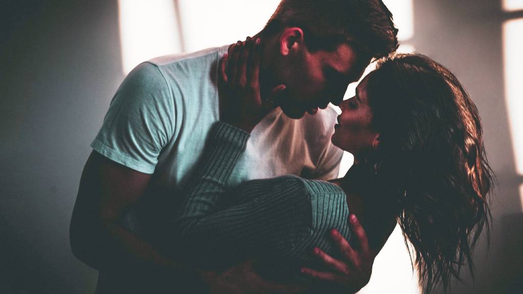 ölelkező pár szenvedélyes