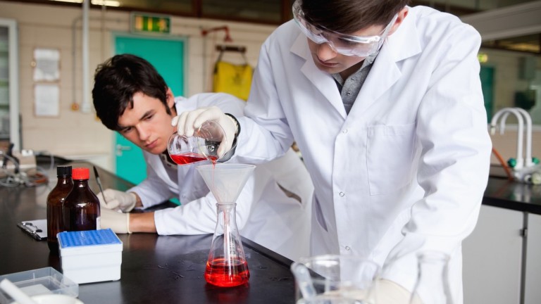 Nagy előny, ha már az egyetemi évek alatt szerzel munkatapasztalatot - például duális képzés során (fotó: profimedia.hu)