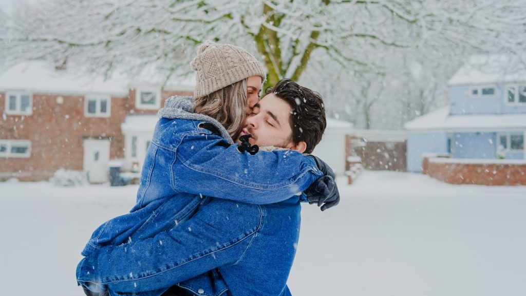 ölelkező pár havas tájban