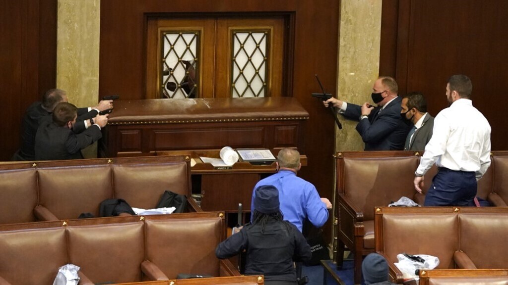 A megrongált ülésterem ajtaját őrzik a biztonságiak