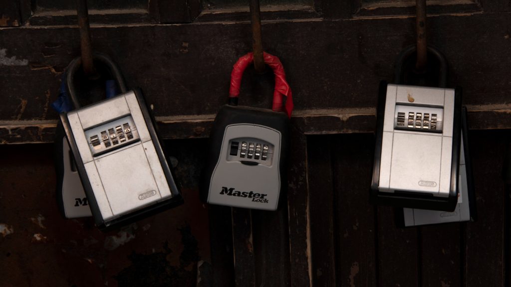 Airbnb kulcsszéfek egy ház kapuján Budapesten a VII. kerületben a Síp utcában.