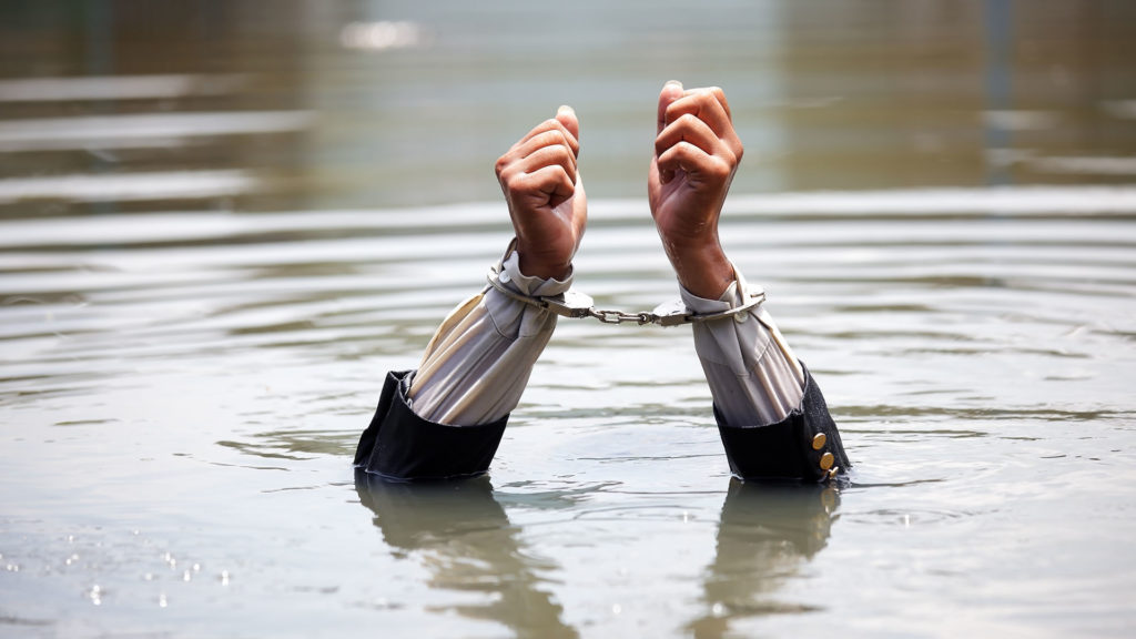 Több mint 8 kilométert úszott bilincsben egy férfi