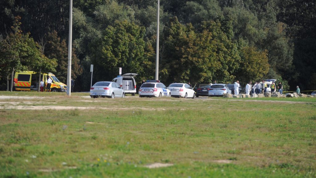 Rendőrök és bűnügyi helyszínelők dolgoznak a főváros XV. kerületében, a Szilas-pataknál, ahol egy 49 éves férfi holttestét találták meg 2018. szeptember 20-án reggel. 