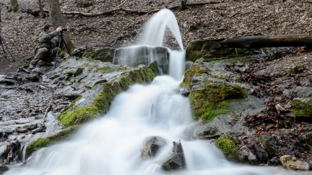 Időszakos karsztforrás a Bükkben, a Vöröskő alatt, Felsőtárkány közelében 2016. február 24-én. A csapadékos időjárás és a hóolvadás miatt időszakos karsztforrások vize tört fel a Bükkben.