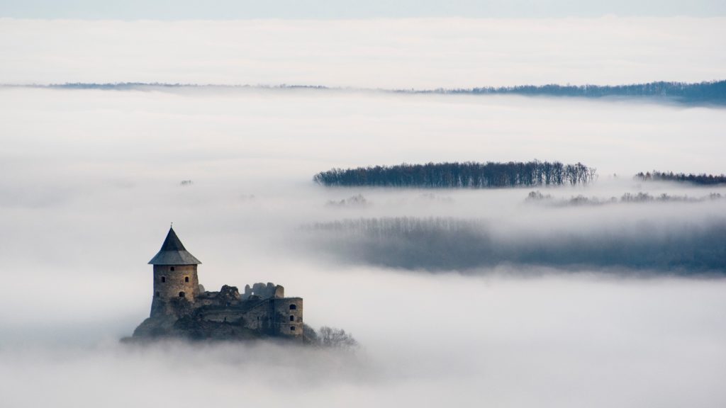 A somoskői vár látszik a reggeli köd felett Salgótarján közeléből fotózva 2020. november 24-én.